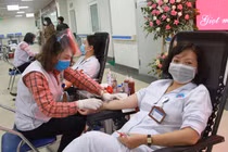 Bác sĩ ở Bệnh viện Hữu Nghị hiến máu tình nguyện (Ảnh - BVCC) 