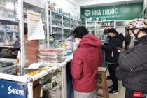 Người bệnh xếp hàng mua thuốc