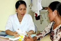 Bác sĩ tư vấn dự phòng lây truyền HIV từ mẹ sang con (Ảnh: Cục Phòng, chống HIV/AIDS) 