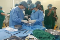 Các bác sĩ thực hiện ghép tạng cho bệnh nhân. Ảnh: Trung tâm Điều phối ghép tạng Quốc gia