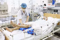 Bác sĩ tại Trung tâm Chống độc, Bệnh viện Bạch Mai thăm khám cho bệnh nhân ngộ độc botulinum (Ảnh: Thành Dương) 