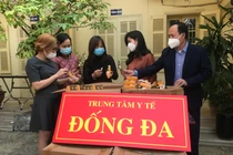 Trung tâm Y tế quận Đống Đa nhận tài trợ các sản phẩm hỗ trợ điều trị COVID-19 phát kèm các gói thuốc cho F0 đang điều trị tại nhà (Ảnh - SYTHN) 