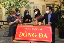 Trung tâm Y tế quận Đống Đa nhận tài trợ các sản phẩm hỗ trợ điều trị COVID-19 phát kèm các gói thuốc cho F0 đang điều trị tại nhà (Ảnh - SYTHN) 