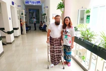 Bệnh nhân đi lại bình thường sau phẫu thuật (Ảnh: Bệnh viện Hữu nghị Việt Đức)