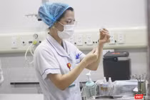 Nhân viên y tế chuẩn bị tiêm vaccine COVID-19 cho người dân (Ảnh - Minh Thuý) 