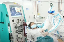 Bác sĩ khám cho bệnh nhân COVID-19 (Ảnh - BYT) 