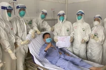 Bệnh nhân G. cảm ơn các bác sĩ sau khi hồi phục (Ảnh - Ngọc Mai)