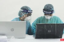 Nhân viên y tế ở trạm xét nghiệm COVID-19 (Ảnh - Minh Thuý) 