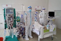 Bác sĩ điều trị cho bệnh nhân mắc COVID-19 nặng (ẢNh - BYT) 