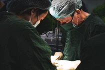 Các bác sĩ phẫu thuật cho sản phụ (Ảnh - BVCC) 