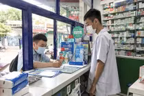 Người dân mua thuốc (Ảnh - Anh Tuấn) 