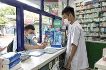 Người dân mua thuốc (Ảnh - Anh Tuấn) 