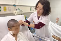 Bác sĩ kiểm tra vết thương cho bé gái bị lột da đầu, lộ xương sọ do tóc cuốn và bánh xe (Ảnh: BVCC) 