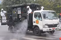 Nhân viên y tế phun khử khuẩn phòng dịch COVID-19 (Ảnh - Minh Thuý) 