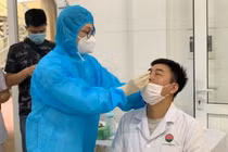 Các bác sĩ ở Bệnh viện Phổi Trung ương được lấy mẫu xét nghiệm COVID-19 (Ảnh - BVCC) 