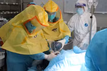 Các bác sĩ mổ cấp cứu lấy thai cho sản phụ (Ảnh - BVCC) 