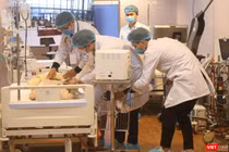 Diễn tập cấp cứu cho người bệnh trong trường hợp khẩn cấp (Ảnh: Minh Thuý) 