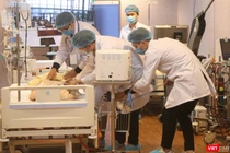 Diễn tập cấp cứu cho người bệnh trong trường hợp khẩn cấp (Ảnh: Minh Thuý) 