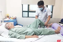 BS. Nguyễn Thanh Sơn – Khoa Ngoại Thần kinh – Chấn thương Chỉnh hình, Bệnh viện Hữu Nghị thăm khám cho bệnh nhân. Ảnh: Minh Thúy 