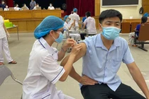 Nhân viên y tế tiêm vaccine phòng COVID-19 cho người dân ở Trường Đại học Bách Khoa (Ảnh - TTYTHBT) 
