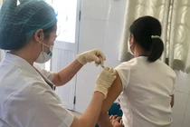 Tình nguyện viên được tiêm vaccine phòng COVID-19 ARCT-154 (Ảnh - BYT)