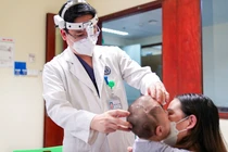 Bác sĩ khám cho bé M. (Ảnh - BVCC) 