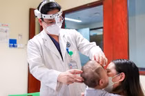 Bác sĩ khám cho bé M. (Ảnh - BVCC) 