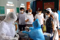 Thứ trưởng Bộ Y tế Nguyễn Trường Sơn và lãnh đạo Sở Y tế Bắc Giang kiểm tra công tác tiêm chủng tại huyện Lạng Giang (Ảnh - Đức Duy)