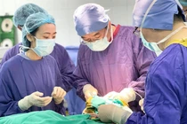 Các bác sĩ phẫu thuật loại bỏ dị vật cho bệnh nhân (Ảnh - BVCC)