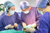 Các bác sĩ phẫu thuật loại bỏ dị vật cho bệnh nhân (Ảnh - BVCC)