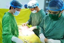 Các bác sĩ phẫu thuật loại bỏ silicon cho bệnh nhân (Ảnh - BVCC) 