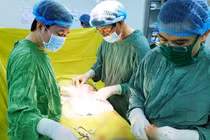 Các bác sĩ phẫu thuật loại bỏ silicon cho bệnh nhân (Ảnh - BVCC) 