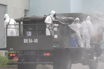 Phòng dịch COVID-19 triệt để bằng phun khử khuẩn (Ảnh - Hoàng Anh) 