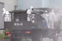 Phòng dịch COVID-19 triệt để bằng phun khử khuẩn (Ảnh - Hoàng Anh) 