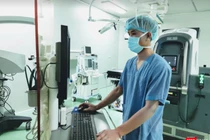 Nhân viên y tế vận hành trang thiết bị y tế, máy móc hiện đại (Ảnh - Minh Thuý) 