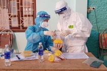 Nhân viên y tế lấy mẫu xét nghiệm COVID-19 (Ảnh - Ngọc Mai) 