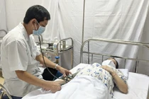 Bác sĩ khám cho phụ nữ mang thai (Ảnh - CDC HN)