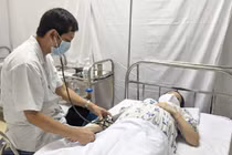 Bác sĩ khám cho phụ nữ mang thai (Ảnh - CDC HN)