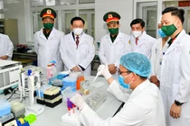 Chủ tịch Quốc hội Vương Đình Huệ kiểm tra tiến độ nghiên cứu vaccine phòng COVID-19 ở Học viện Quân Y (Ảnh - Quốc Chính) 