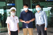 Thứ trưởng Bộ Y tế Đỗ Xuân Tuyên (giữa) kiểm tra công tác phòng, chống dịch COVID-19 tại Cảng Hàng không quốc tế Cần Thơ. Ảnh: Đình Anh - Bộ Y tế 