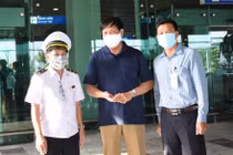 Thứ trưởng Bộ Y tế Đỗ Xuân Tuyên (giữa) kiểm tra công tác phòng, chống dịch COVID-19 tại Cảng Hàng không quốc tế Cần Thơ. Ảnh: Đình Anh - Bộ Y tế 