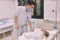 Bác sĩ kiểm tra sức khoẻ cụ bà bị chó tấn công (Ảnh - BVCC) 