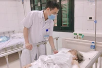 Bác sĩ kiểm tra sức khoẻ cụ bà bị chó tấn công (Ảnh - BVCC) 