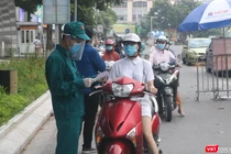 Người dân xếp hàng dài chờ kiểm tra giấy tờ ở chốt kiểm soát phòng, chống dịch COVID-19 (Ảnh - Minh Thuý) 