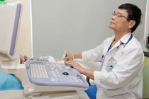 Bác sĩ khám bệnh cho bệnh nhân viêm gan (Ảnh: Bệnh viện Đa khoa Quốc tế Thu Cúc)