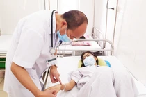 PGS.TS. Đỗ Duy Cường khám cho bệnh nhân mắc sốt xuất huyết (Ảnh - BVCC) 