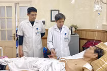 Bác sĩ thăm hỏi sức khỏe bệnh nhân sau mổ. Ảnh: BVCC