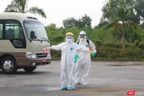 Phun khử khuẩn để phòng COVID-19 (Ảnh - Minh Thuý) 