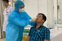 Nhân viên y tế lấy mẫu xét nghiệm COVID-19 cho viên chức, người lao động, bác sĩ ở Bệnh viện Phổi Trung ương (Ảnh - BVCC) 