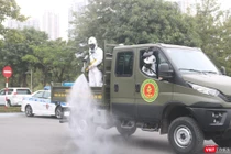 Nhân viên y tế phun khưr khuẩn phòng COVID-19 (Ảnh - Minh Thuý) 